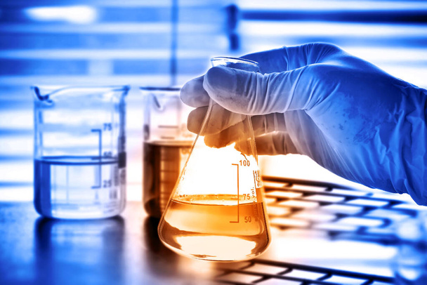 Käsi tiedemies tilalla pullo lab lasiesineet kemiallisessa laboratoriossa tausta, tieteen laboratorio tutkimus- ja kehittämiskonsepti  - Valokuva, kuva