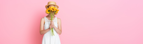 ιστοσελίδα κεφαλίδα της νεαρής γυναίκας σε ψάθινο καπέλο και λευκό φόρεμα που καλύπτει το πρόσωπο με κίτρινα λουλούδια σε ροζ  - Φωτογραφία, εικόνα
