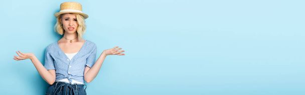 concept panoramique de femme mécontente en chapeau de paille geste sur bleu - Photo, image