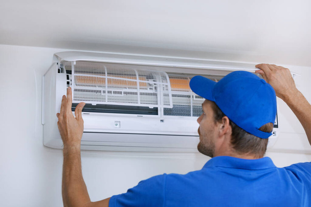 air conditioner maintenance and repair service. hvac technician working - Foto, Imagem