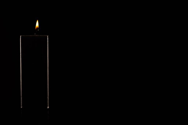 Κάψιμο μαύρου κεριού στο σκοτάδι - Φωτογραφία, εικόνα