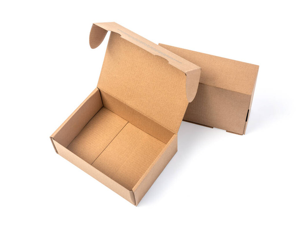fermer une pile de boîtes en carton sur un fond blanc avec un chemin de coupe - Photo, image