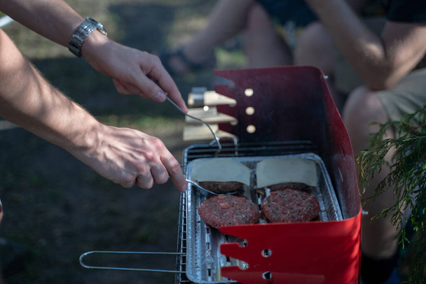 Handen van een man die gegrilde barbecue bereidt in Polen, Europa - Foto, afbeelding