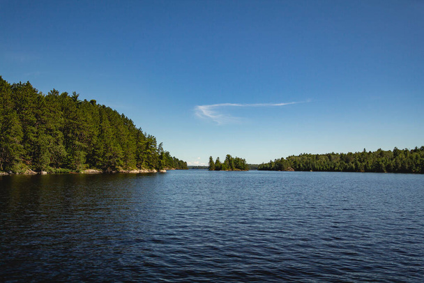 Берега озера Кабетогама в Национальном парке Вояджеры, Миннесота - Фото, изображение
