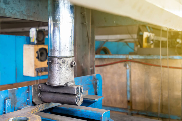 zavřít výrobek během lisování ručním hydraulickým ohýbačem v továrně - Fotografie, Obrázek