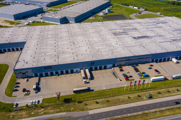 Letecký pohled shora na velký logistický park se skladištěm, nakládací uzel s mnoha návěsy. - Fotografie, Obrázek