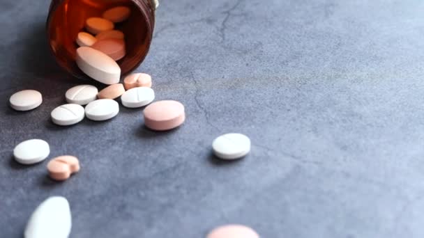 közeli-ból fehér tabletták ömlött fekete háttér  - Felvétel, videó