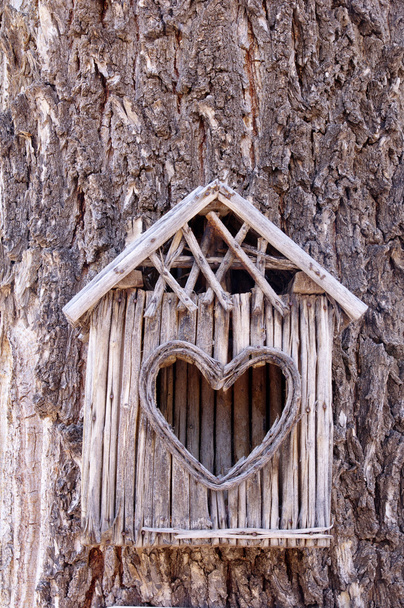 Дом в форме сердца с птичьим домиком
 - Фото, изображение