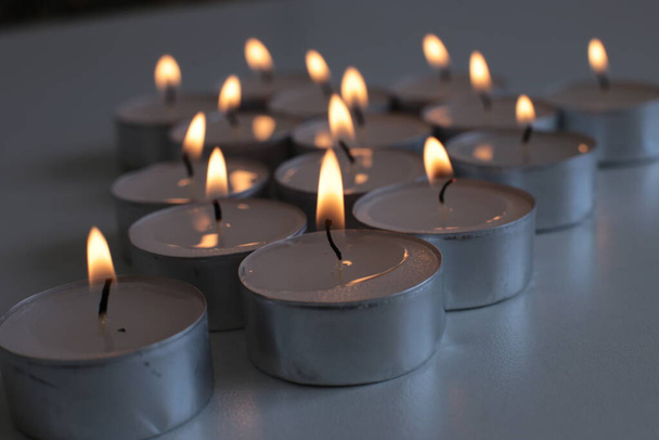 Спалювання маленької білої свічки святкового фону
 - Фото, зображення
