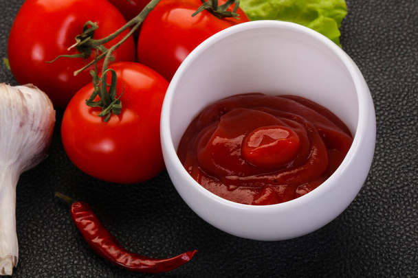 Sauce tomate ketchup servi poivre et ail - Photo, image