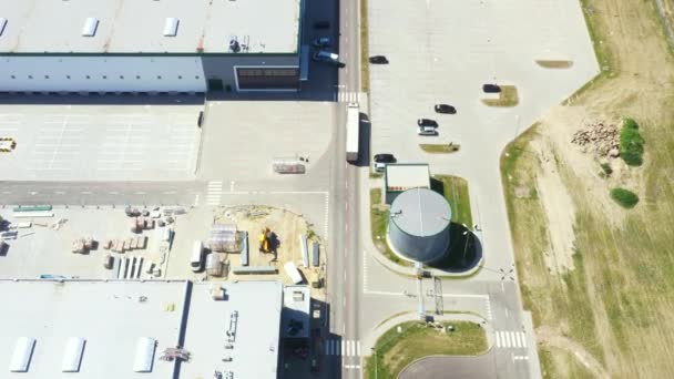 Letecký záběr průmyslového skladu Nakládací dok, kde mnoho nákladních automobilů s návěsy Nakládat zboží. - Záběry, video