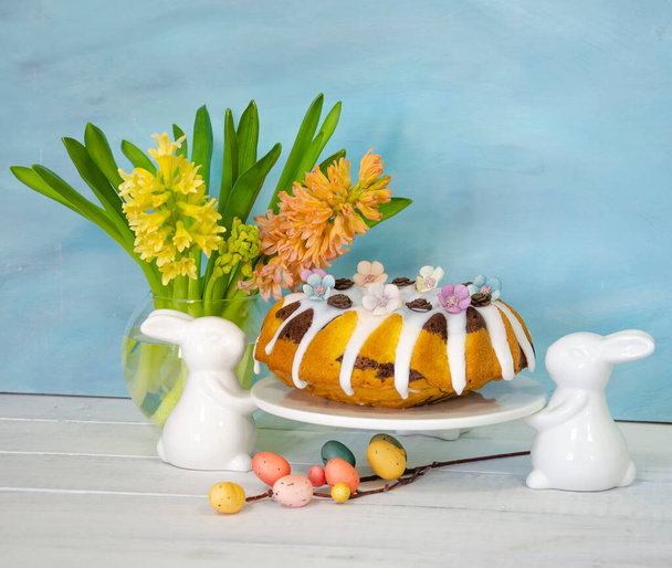 Easter cake holiday outlay with wooden decoration - Foto, afbeelding