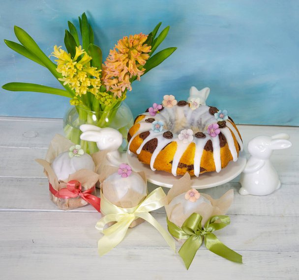 Easter cake holiday outlay with wooden decoration - Valokuva, kuva
