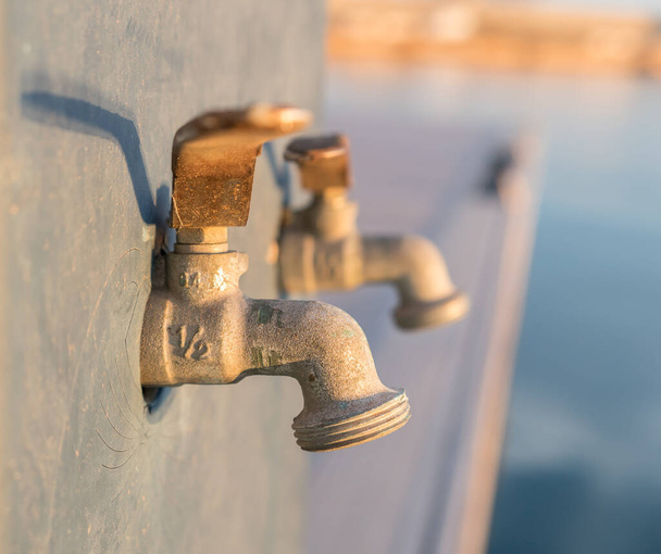 Su musluğu yakın çekim kireç ölçeğinde kirlenmiş kireçlenmiş musluk akışı - Fotoğraf, Görsel