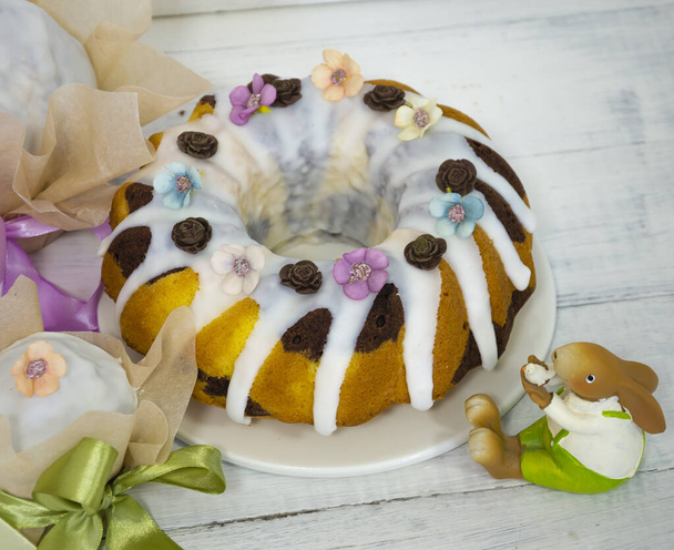 Easter cake holiday outlay with wooden decoration - Foto, afbeelding