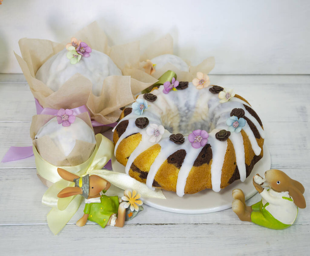 Easter cake holiday outlay with wooden decoration - Foto, imagen
