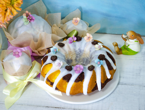 Easter cake holiday outlay with wooden decoration - Foto, Imagen