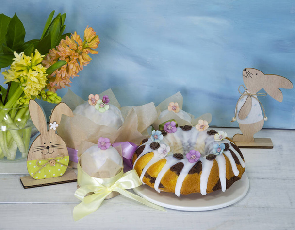 Easter cake holiday outlay with wooden decoration - Zdjęcie, obraz