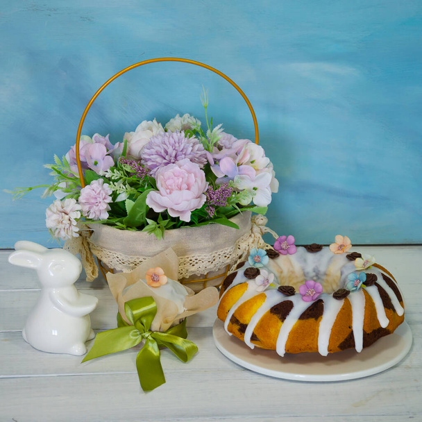 Easter cake holiday outlay with wooden decoration - Foto, Bild
