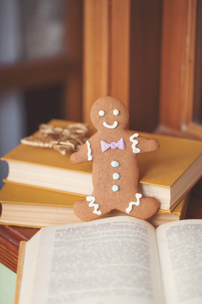 Zencefilli kurabiye adam son derece sığ dof kırmızı ve beyaz ufuk arka plan (şeker ile Noel yemekleri) makro ile gülümseyen bir tatil görüntü eğlenceli. - Fotoğraf, Görsel