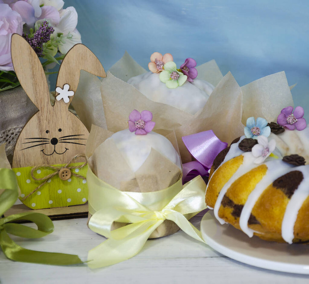 Easter cake holiday outlay with wooden decoration - Фото, изображение