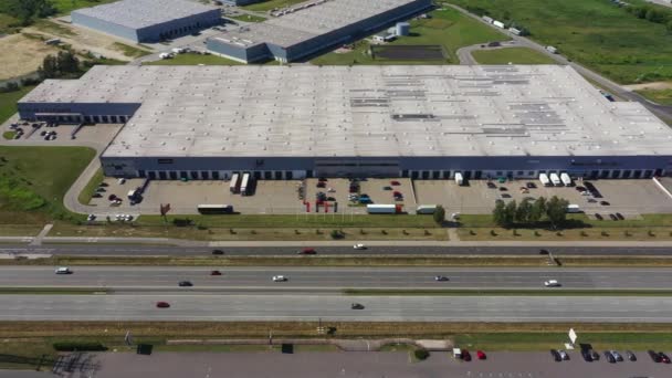 Vista aérea de almacenes de almacén o fábrica industrial o centro logístico desde arriba. Vista aérea de edificios y equipos industriales - Imágenes, Vídeo
