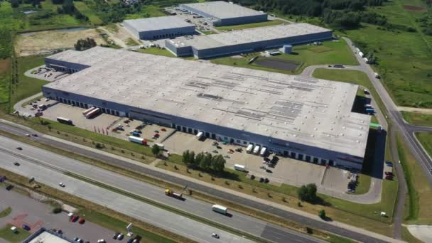 Vista aerea di magazzini o fabbrica industriale o centro logistico dall'alto. Veduta aerea di edifici e attrezzature industriali - Filmati, video