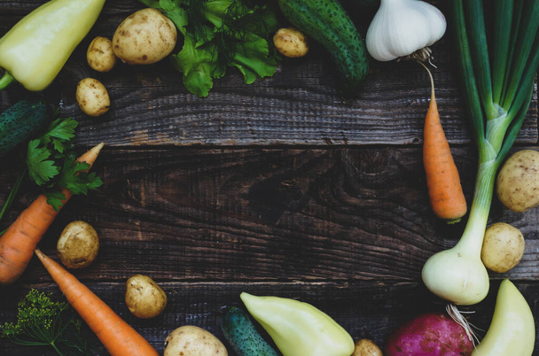 Λαχανικά σε ξύλινο τραπέζι. Bio Υγιεινά τρόφιμα, βότανα και λαχανικά από το αγρόκτημα. Βιολογικά λαχανικά σε ξύλο - Φωτογραφία, εικόνα