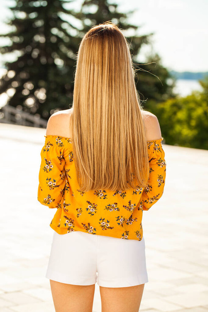 zblízka portrét mladé krásné blondýny v halence a bílých kraťasech, letní park venkovní  - Fotografie, Obrázek