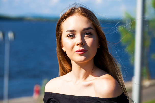 Close up portrait of a young beautiful brunette woman in summer park - Fotografie, Obrázek