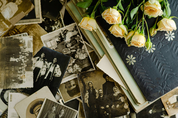 Cherkasy / Ukraine- 12 Δεκεμβρίου 2019: Vintage άλμπουμ φωτογραφιών με οικογενειακές φωτογραφίες. Η έννοια των αξιών και των γενεών. - Φωτογραφία, εικόνα