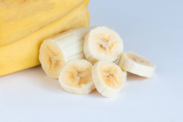Banana matura tagliata a pezzi. Sfondo bianco. Copia spazio - Foto, immagini