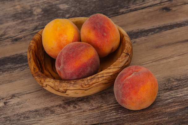 Стерти купою персика в дерев'яному кошику
 - Фото, зображення