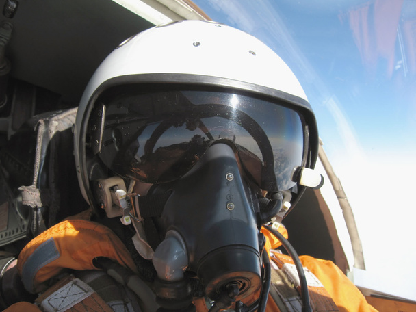 Der Militärpilot im Flugzeug - Foto, Bild