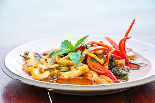 Thai ruoka mausteinen mustekala curry
 - Valokuva, kuva