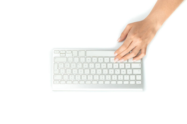 Computertraining. Vrouwelijk online werk vrouw. Handtypen op desktop office computer toetsenbord. Een vrouw met een laptop. Blogger werkt online concept - Foto, afbeelding
