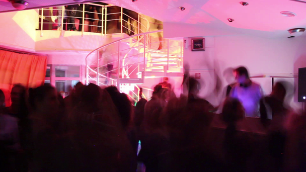 Sokan a táncparketten tömeg - Felvétel, videó