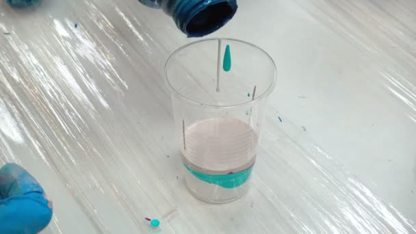 Záběry akrylových barev v plastovém kelímku - Záběry, video