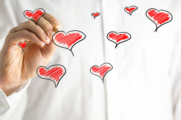 Coeurs dessinés à la main sur une carte de voeux Valentines
 - Photo, image