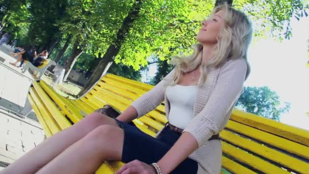 Smiling woman in park - Felvétel, videó