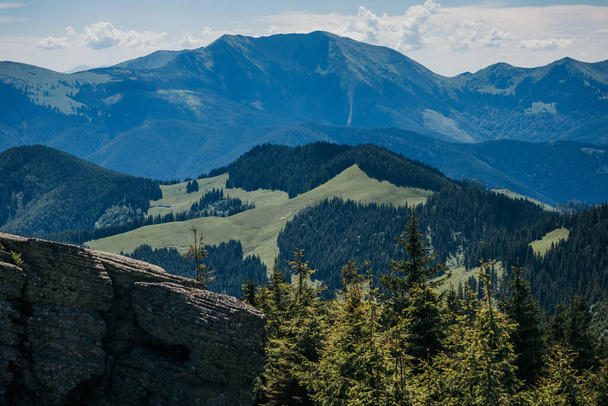 um desfiladeiro com uma montanha ao fundo - Foto, Imagem