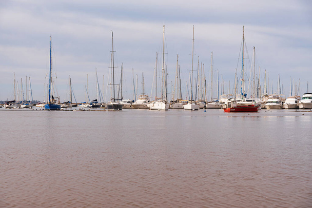 łodzie wycieczkowe w przystani i łodzie rybackie w doku srebrnej rzeki w Montevideo - Zdjęcie, obraz