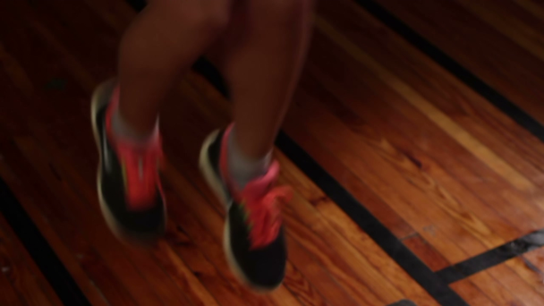 γυναίκα που τρέχει με τα γόνατά της υψηλής - Πλάνα, βίντεο
