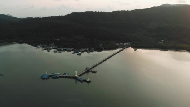 Horní pohled na vlnolamy a přístav s majákem v Thajském zálivu, 4k - Záběry, video