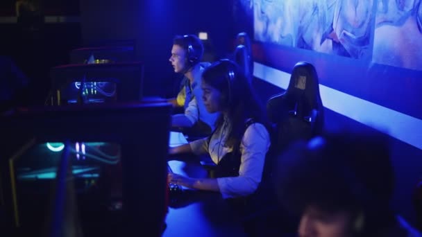 Team van Pro Gamers Speel in Video Game op een Kampioenschap, Praten met behulp van headsets - Video