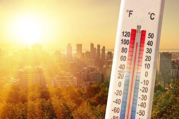 Thermomètre devant l'horizon montréalais pendant la canicule au Canada - Photo, image