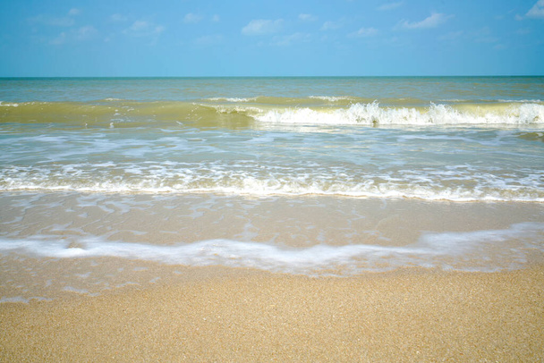 Plage et sable avec vague d'eau. Mousse marine. Une vague. Contexte naturel. - Photo, image