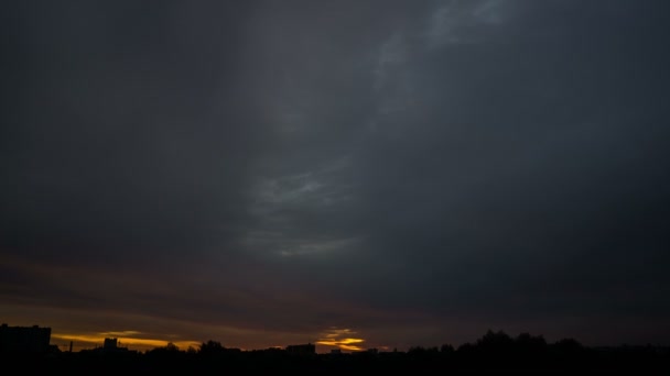 Unheilvoller Sonnenaufgang über der Skyline der Stadt am Horizont. - Filmmaterial, Video
