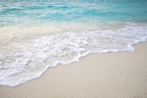 Strand und Sand mit Wasserwelle. Meerschaum. Meereswelle. Hintergrund Natur. - Foto, Bild
