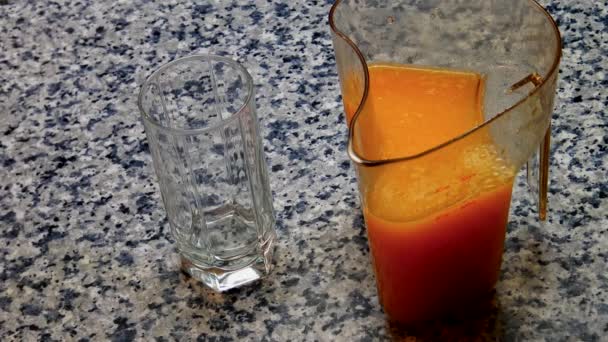 Bir insan bardağa taze sıkılmış meyve suyu döküyor..  - Video, Çekim